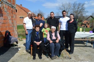 Obitelj Marić sa župnikom Nedjeljkom Androšom