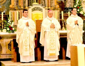 vlč. Ivan Popić, biskup Antun Škvorčević i vlč. Jurica Gašparović