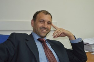 Nino Abramović u ležernom stavu (Medium)