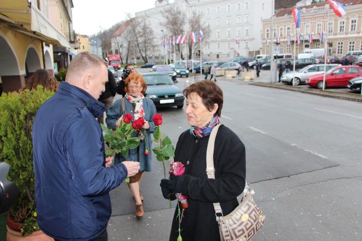Požega.eu | Znak pažnje: Gradonačelnik Neferović darovao ruže ženama na njihovim radnim mjestima