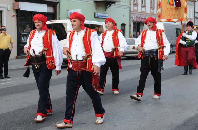 Požega.eu | Povijest na požeškim ulicama: Sutra u svečanom mimohodu čak 19 povijesnih postrojbi iz svih dijelova Hrvatske