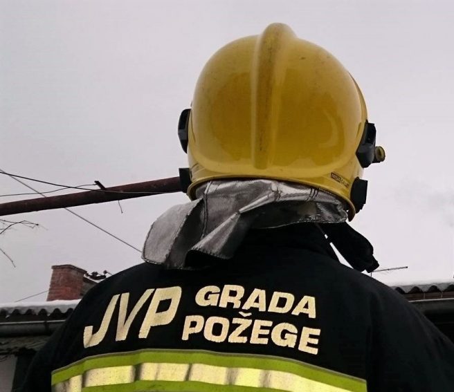 Požega.eu | Pozlilo mu u zaključanom stanu: Stan otvarali vatrogasci; hitna unesrećenog prevezla u požešku bolnicu