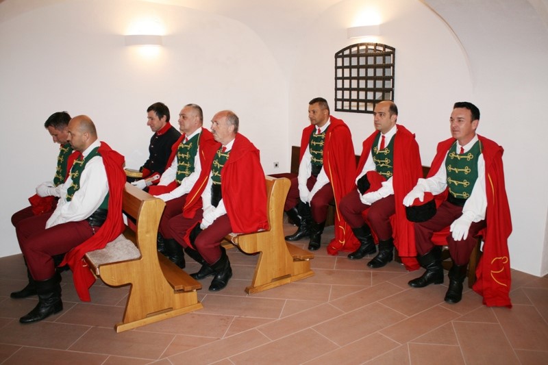 Požega.eu | Dostojanstveno i odgovorno: Trenkovi panduri i ovu godinu bili čuvari isusovog groba u kripti požeške Katedrale /FOTO/