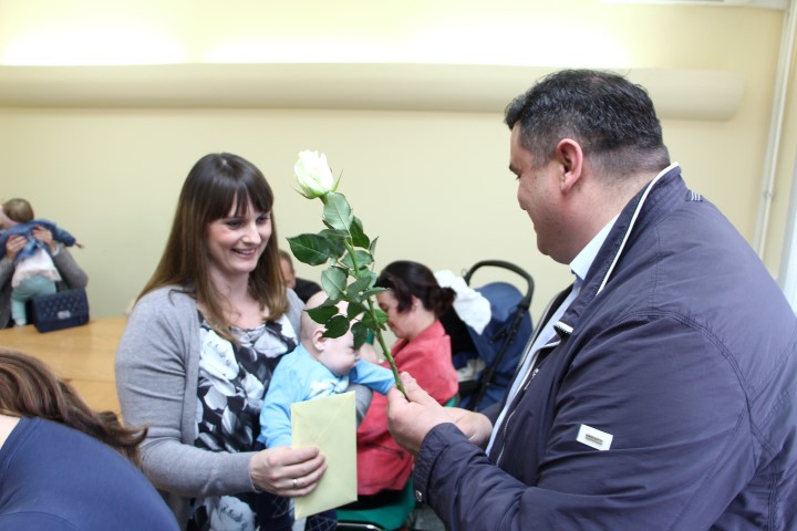 Požega.eu | Prijem i darivanje najmlađih u jakšičkoj Općinskoj vijećnici /FOTO/
