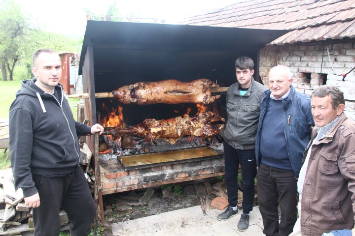 Požega.eu | S koljena na koljeno: Bošnjakovi se pripremaju za sutrašnje Đurđevo; do kirvaja drži cijelo selo /FOTO/