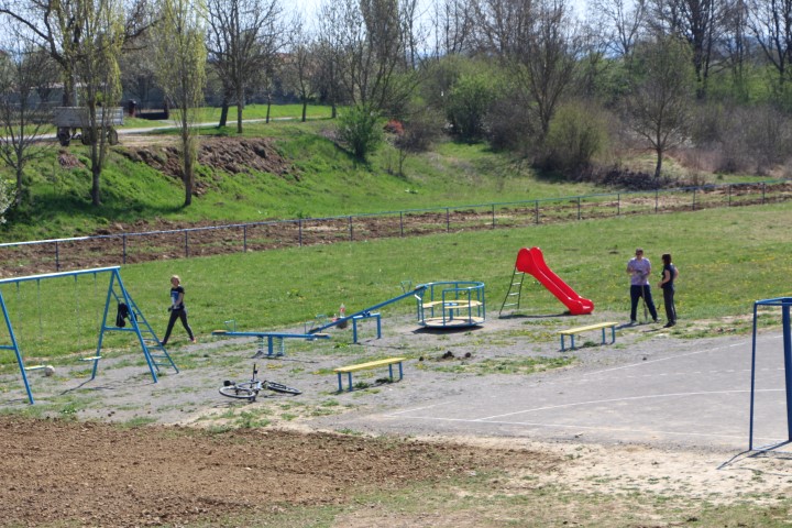 Požega.eu | Radna akcija: Cerovčani uređuju igralište za svoje najmlađe /FOTO/