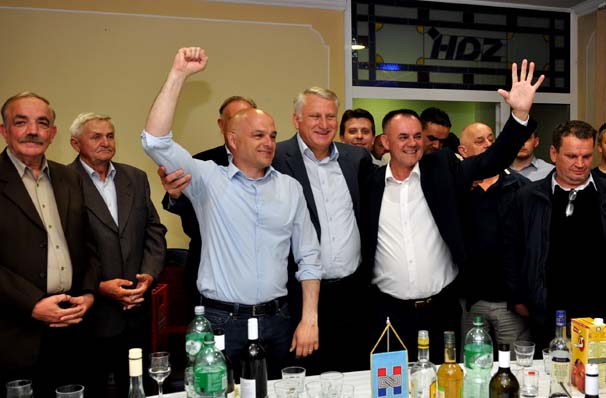 Požega.eu | Atmosfera u izbornim stožerima, najveselije u HDZ-ovom /FOTOGALERIJA/