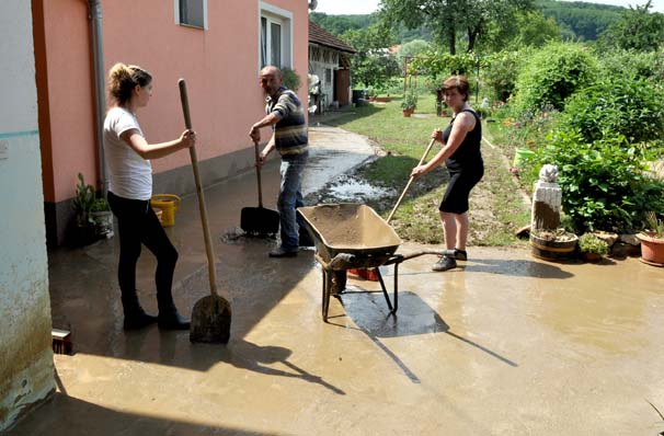 Požega.eu | Dan poslije poplave: Vidovčani zbrajaju i saniraju nastale štete /FOTO/