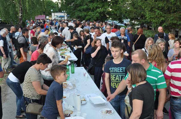 Požega.eu | Rekordan broj posjetitelja i izlagača na „Najdužem stolu u Hrvata“ /FOTOGALERIJA/