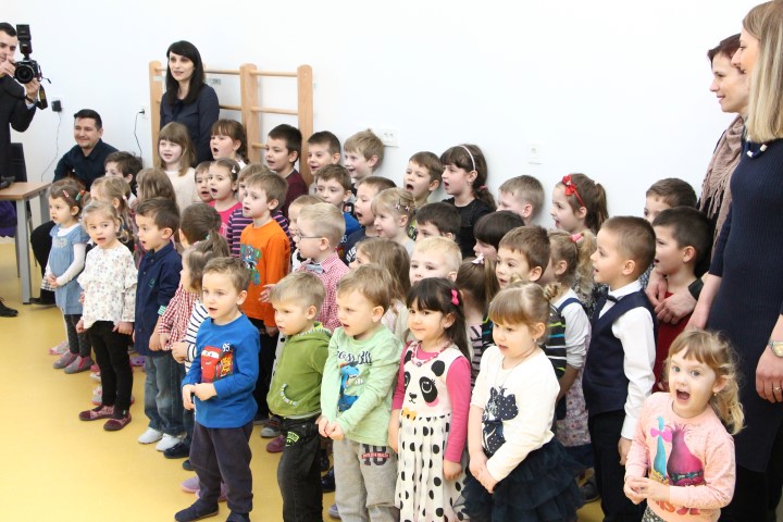 Požega.eu | Prva slikarska izložba jakšičkog Dječjeg vrtića “Obojimo svijet veselim bojama”