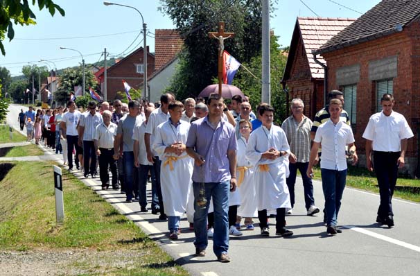 Požega.eu | Mjesni odbor i vijećnici pripremili okrjepu za sudionike Tijelovske procesije /FOTOGALERIJA/