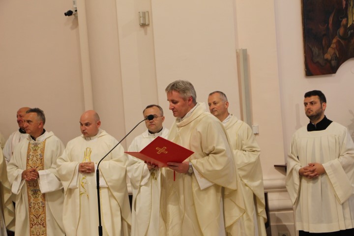 Požega.eu | Nova duhovna zvanja u Požeškoj biskupiji: Za svećenike zaređeni Ivan Ereiz i Tomislav Sanić /FOTOGALERIJA/