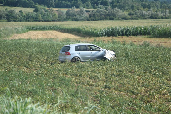 Požega.eu | Mladi vozač nakon zavoja izletio na oranicu te je teško ozlijeđen /FOTO/