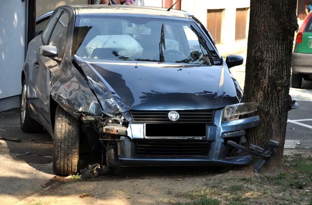 Požega.eu | Brzi i neoprezni: Fiatom izletio iz kružnog toka, udario u Corsu, a ona se zabila u kapiju