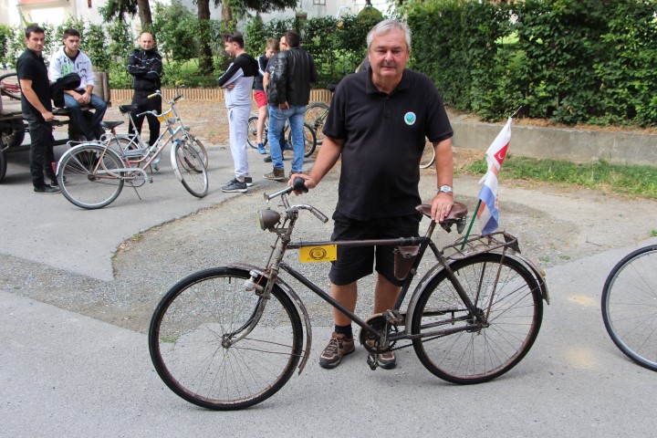 Požega.eu | 20 kilometara na biciklima starim 30 godina: Najstariji sudionik 73-godišnji Stanko Glavaš iz Nove Gradiške /FOTOGALERIJA/