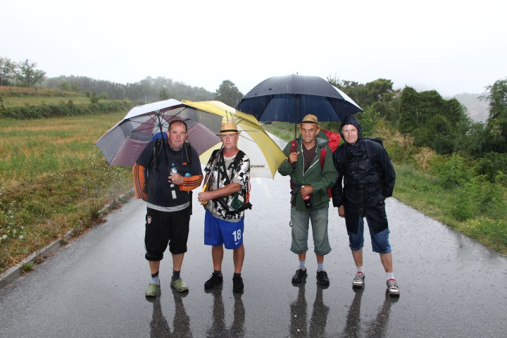 Požega.eu | Unatoč kiši pješače Gospi Voćinskoj: U cik zore i ovu se godinu zaputio veći broj hodočasnika iz Davora /FOTO/