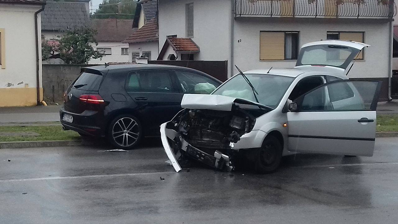 Požega.eu | Frontalni sudar u Orljavskoj: Vozač Golfa izbjegavao sudar pa se izravno zabio u drugi automobil