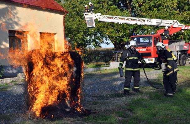 Požega.eu | Pokazna vatrogasna vježba povodom 90. obljetnice vatrogastva u Sesvetama /FOTOGALERIJA/