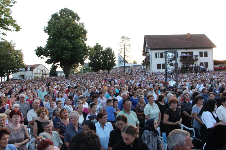 Požega.eu | Više od 15 tisuća vjernika euharistijskim slavljem i procesijom proslavilo Gospu od Suza /FOTOGALERIJA/