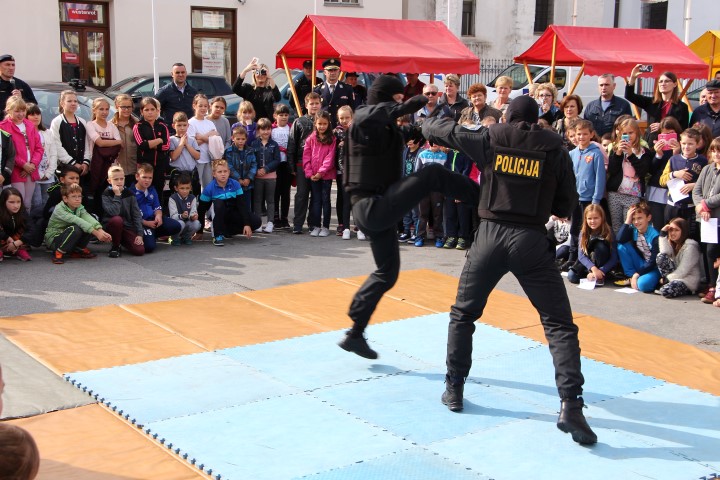 Požega.eu | Pokazne policijske vježbe napada i obrane oduševile brojne mališane /FOTOGALERIJA/