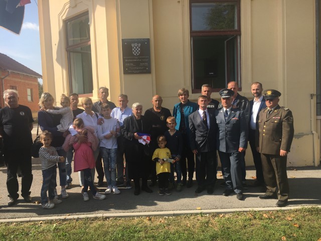 Požega.eu | Otkrivena spomen ploča na vukovarskoj osnovnoj školi na Sajmištu hrvatskom branitelju Branku Drinovcu Legi iz Bresnice