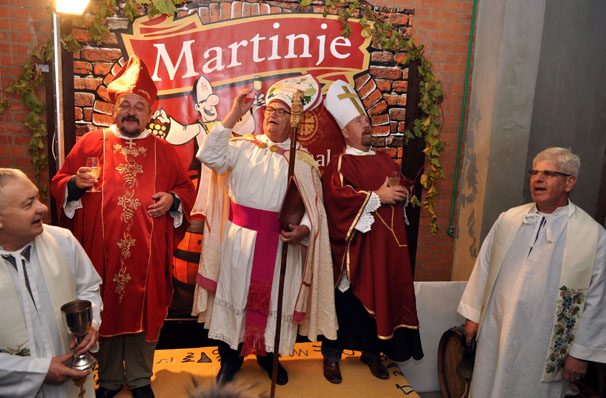Požega.eu | Ovogodišnju proslavu Martinja otvorio Vlado Krauthaker: Krštenje mošta uz uzoritog kardinala Vladu Bauera obavila i dvojica vinskih biskupa /FOTOGALERIJA/