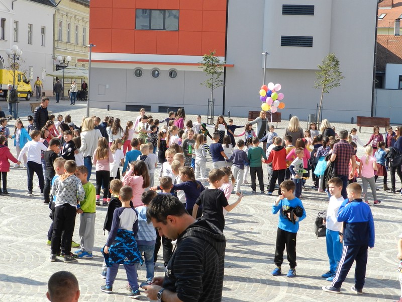 Požega.eu | Poruke djece u balonima: Budite podrška svojoj djeci /FOTO/