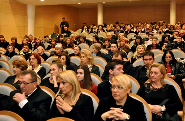 Požega.eu | Milozvučni glasovi članova devet crkvenih pjevačkih zborova oduševili brojnu publiku /FOTO/