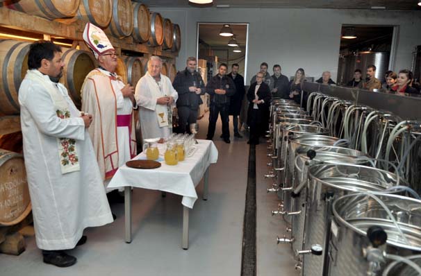 Požega.eu | Obred Krštenja mošta pred brojnim studentima vinarstva /FOTO/