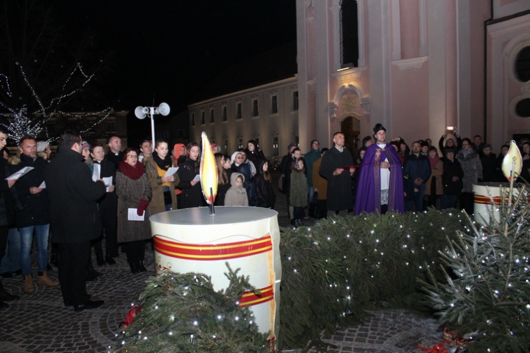Požega.eu | Zatreperila prva Adventska svijeća ispred požeške Stolne crkve sv. Terezije Avilske