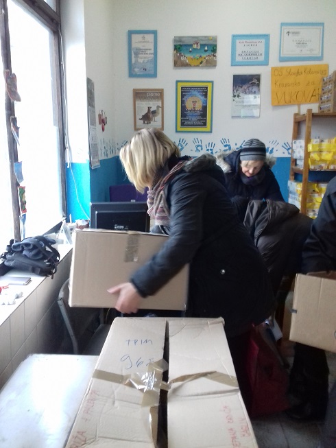 Požega.eu | U akciju prikupljanja prehrambenih proizvoda za socijalnu samoposlugu Vukovar uključili se i čaglinski osnovnoškolci