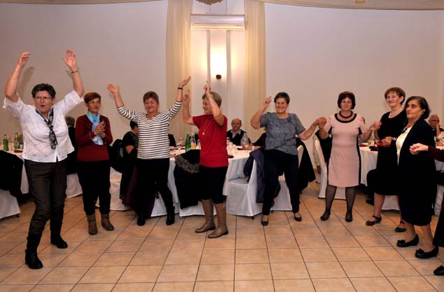 Požega.eu | PLES I PJESMA: Katarinska zabava okupila više od 200 umirovljenika iz dvije županije /FOFOGALERIJA/