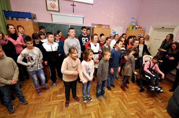 Požega.eu | Članovi HVIDR-e i ove godine darivali djecu /FOTOGALERIJA/