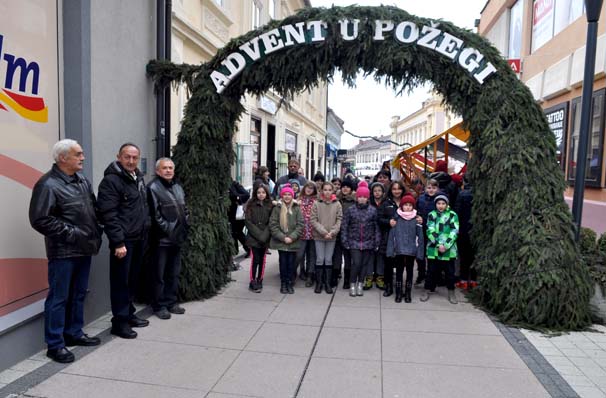 Požega.eu | Advent u Požegi - otvoren Božićni sajam u šetališnoj zoni /FOTOGALERIJA/