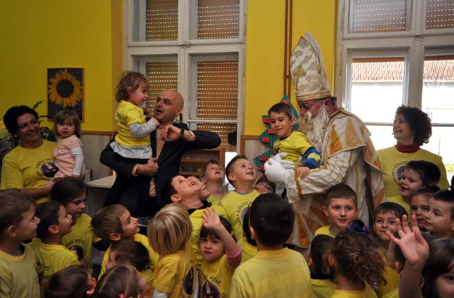 Požega.eu | Mališane u dječjim vrtićima i na Odjelu pedijatrije požeške bolnice posjetio gradonačelnik Puljašić i sv. Nikola /FOTROGALERIJA/