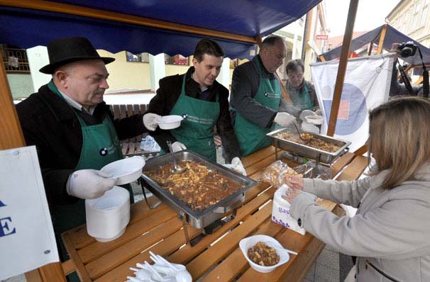 Požega.eu | Građanima podijelili tisuću porcija gulaša od 120 kilograma jelenskog mesa /FOTGALERIJA/