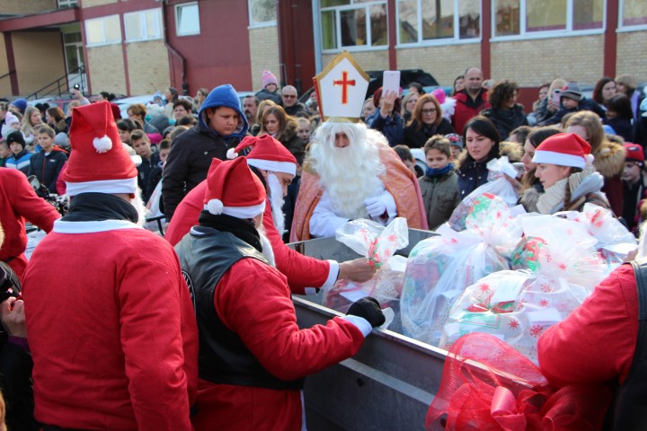 Požega.eu | Motomrazovi i sveti Nikola darivali više od 500 mališana u Pleternici /FOTOGALERIJA/