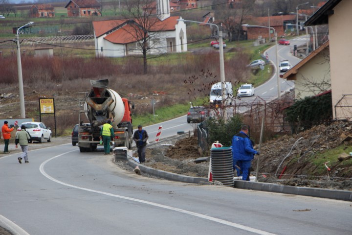 Požega.eu | Lijepo vrijeme ide na ruku građevincima: U Eminovcima se nastavljaju radovi na izgradnji nogostupa vrijedni 2,7 mil. kn.
