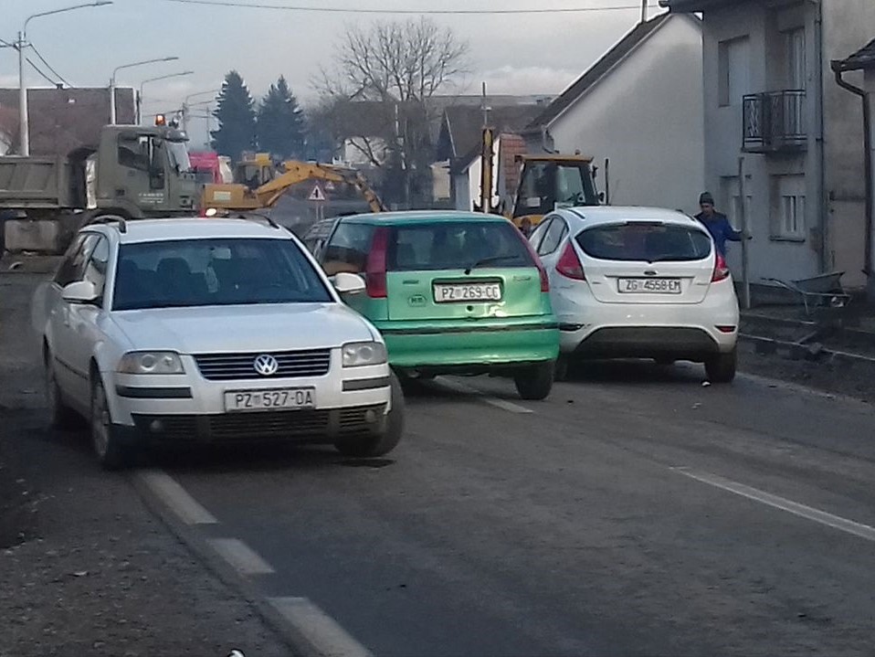 Požega.eu | Neobična nesreća: Na cesti kroz Eminovce sudarila se tri auta, jednog od vozača u prepijanom stanju odvezla policija