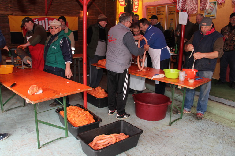 Požega.eu | Vetovci pripremili 180 kilograma kobasica i 60 slanine za posjetitelje Vincelova 27. siječnja /FOTO/