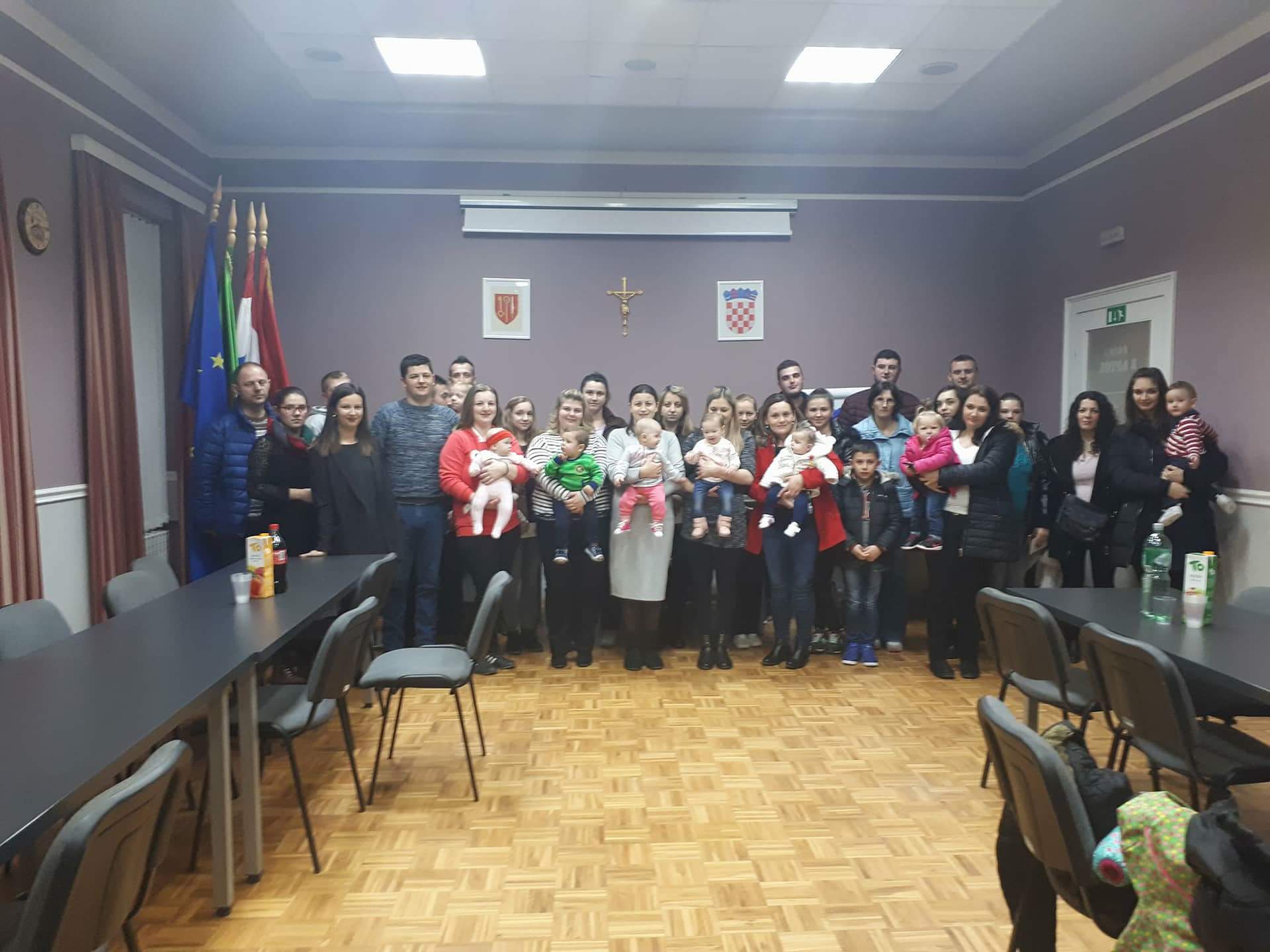 Požega.eu | S riječi na djela: Udruga mladih Kaptola novac od Božićnog sajma darovala novorođenima