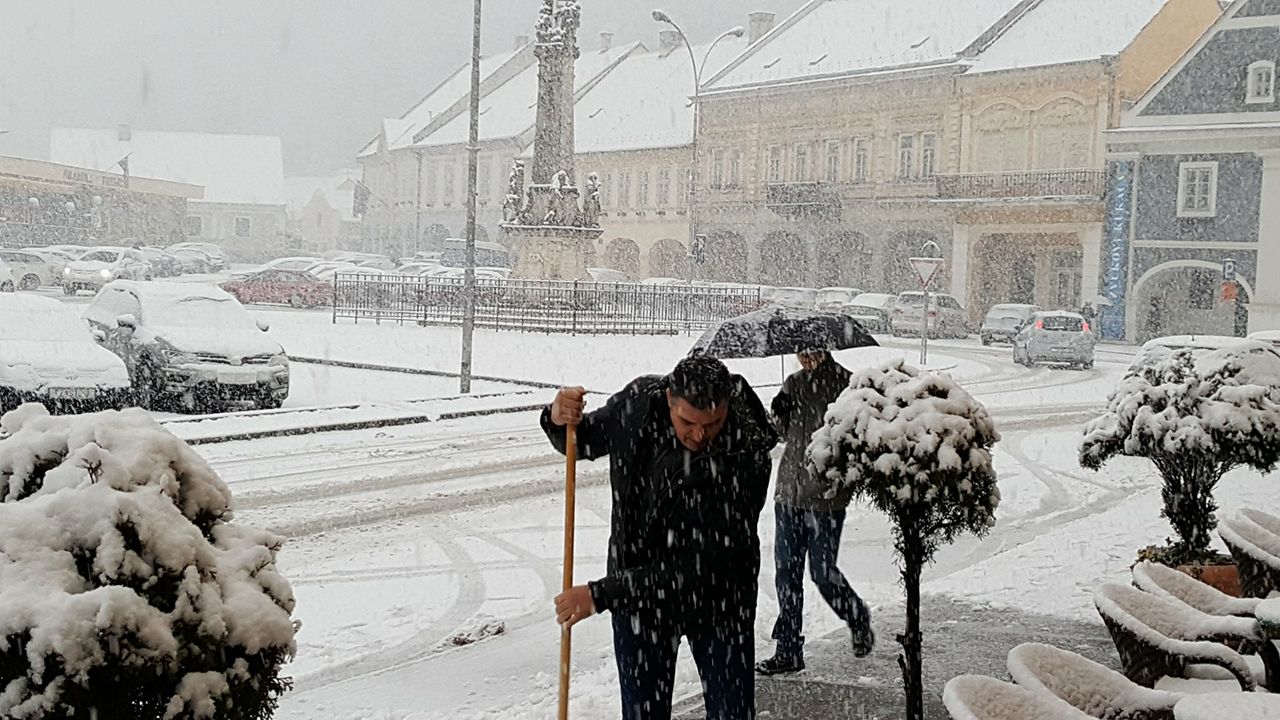 Požega.eu | Bijele koke s neba pale: Požegu zabijelio snijeg, zimska služba na terenu