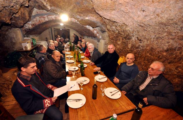 Požega.eu | Vinari najavili revitalizaciju vinogorja, te tijekom ožujka „Požeške vinske večeri“ /FOTO/