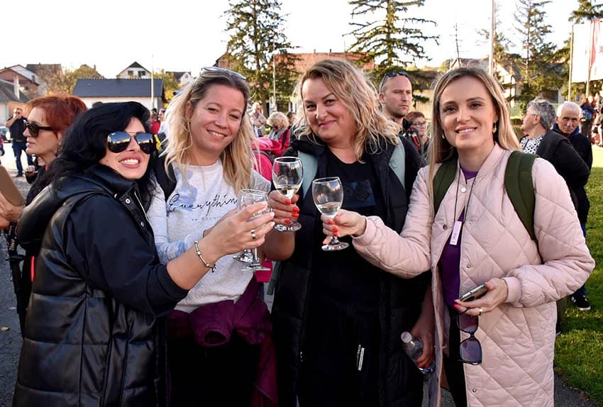 Više tisuća planinara i drugih posjetitelja okupilo se u Kutjevu na tradicionalnoj proslavi Martinja u Kutjevu /FOTOGALERIJA)