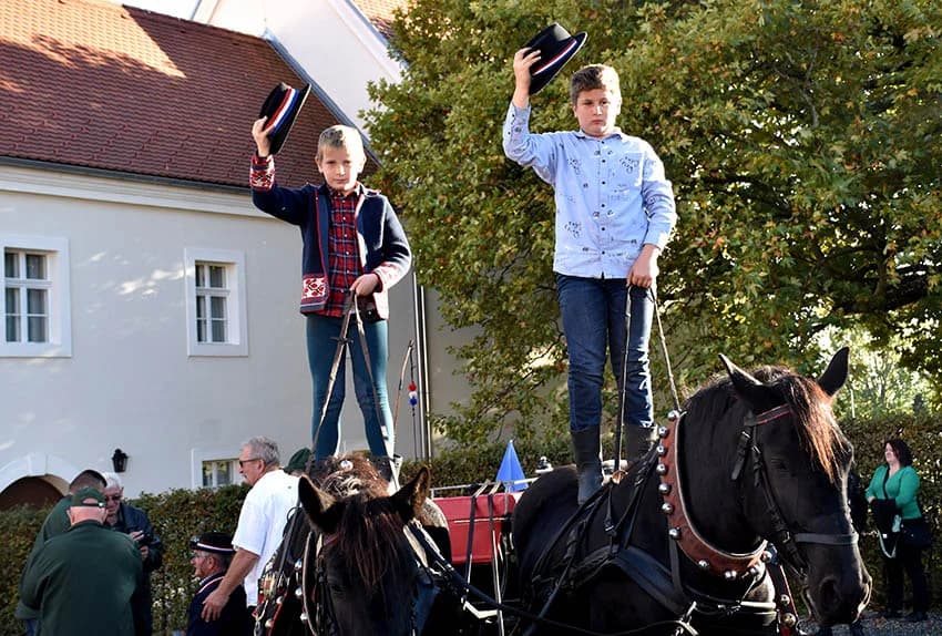 Više tisuća planinara i drugih posjetitelja okupilo se u Kutjevu na tradicionalnoj proslavi Martinja u Kutjevu /FOTOGALERIJA)