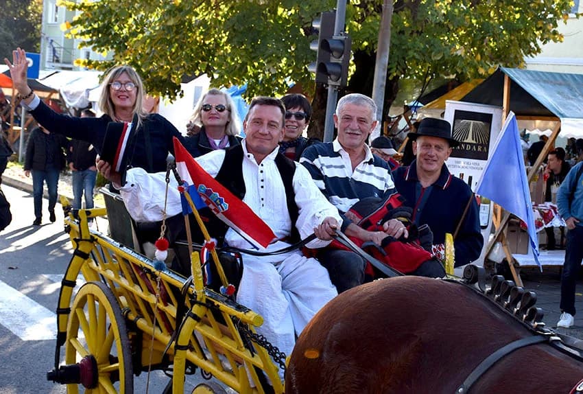Više tisuća planinara i drugih posjetitelja okupilo se u Kutjevu na tradicionalnoj proslavi Martinja u Kutjevu /FOTOGALERIJA)