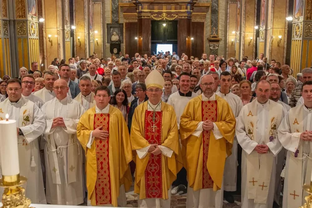VELIKA FOTOGALERIJA: Vjernici Požeške biskupije hodočastili u Rim povodom jubileja i 1100. obljetnice Splitskih sabora