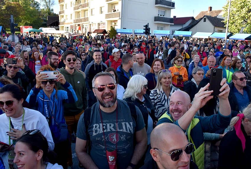 Više tisuća planinara i drugih posjetitelja okupilo se u Kutjevu na tradicionalnoj proslavi Martinja u Kutjevu /FOTOGALERIJA)