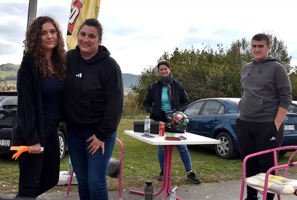Atraktivne vožnje motociklista na motocross stazi Villare