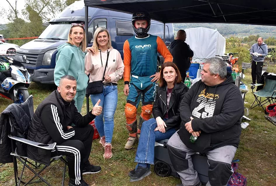 Atraktivne vožnje motociklista na motocross stazi Villare